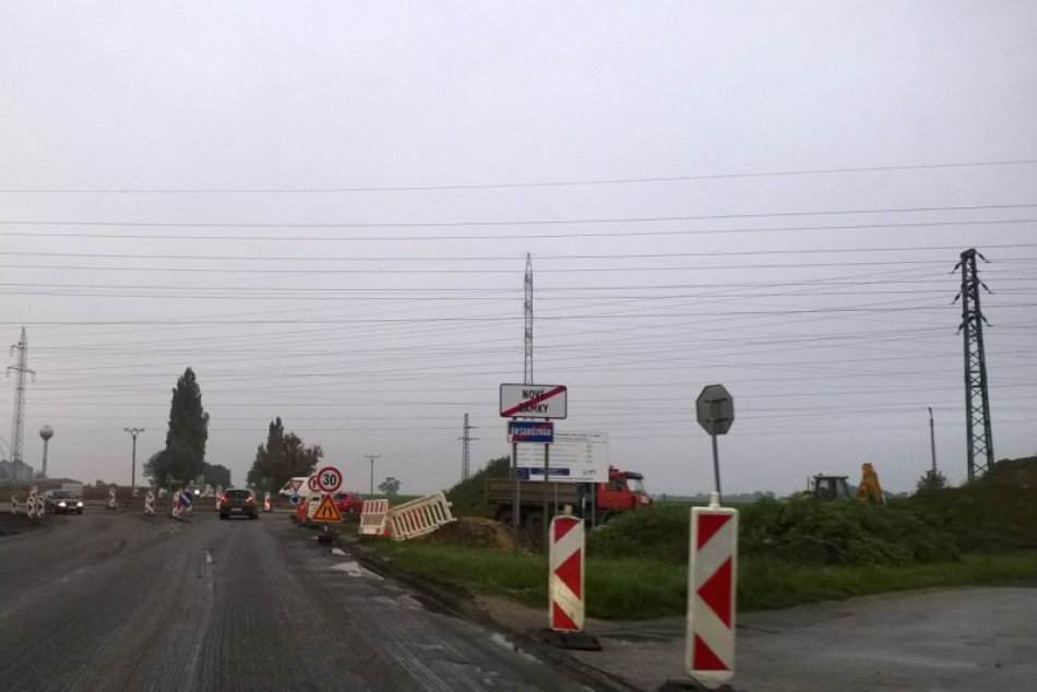 Ilustračný obrázok k článku Polícia upozorňuje: Výstavba okružných križovatiek skomplikuje dopravu v Zámkoch, tento deň najviac!