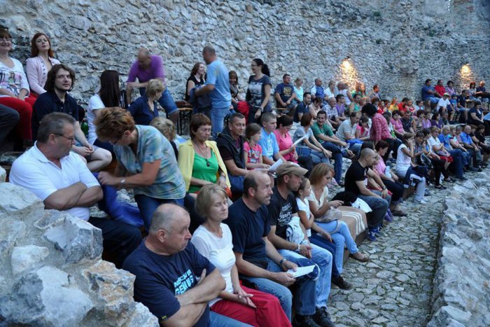 Ilustračný obrázok k článku Víkend plný divadla: Topoľčiansky hrad navštívi Perinbaba