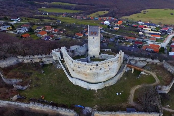 Ilustračný obrázok k článku VIDEO, ktoré chytí za srdce: Topoľčiansky hrad z vtáčej perspektívy!