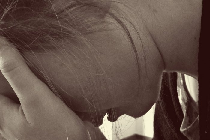 Ilustračný obrázok k článku Kľakni si na kolená a pros o odpustenie! 15-ročné dievča obvinili z VYDIERANIA