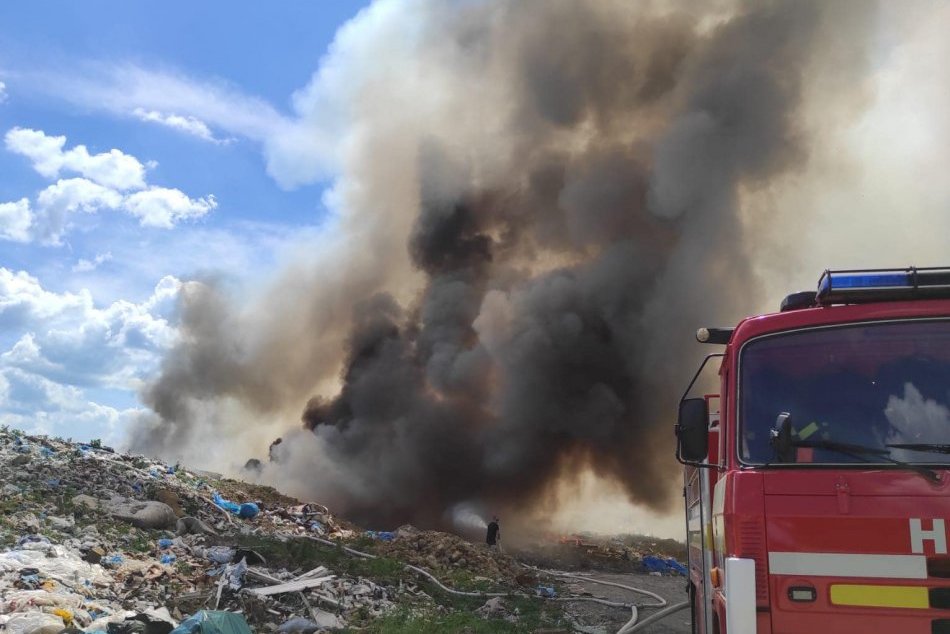 Ilustračný obrázok k článku Hasiči v akcii: Na skládke v Bojnej sa rozhorel požiar, FOTO