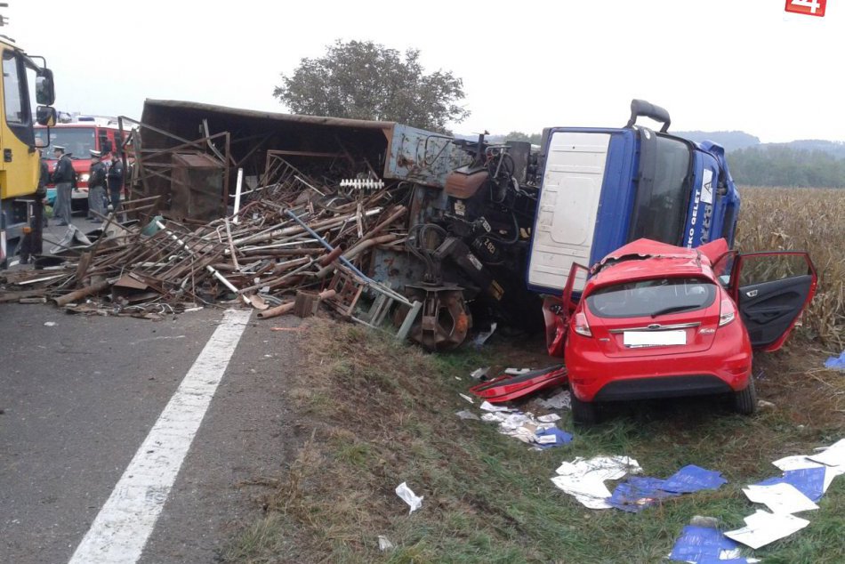 Smrteľná nehoda: Vodička strhla auto priamo pod kamión!